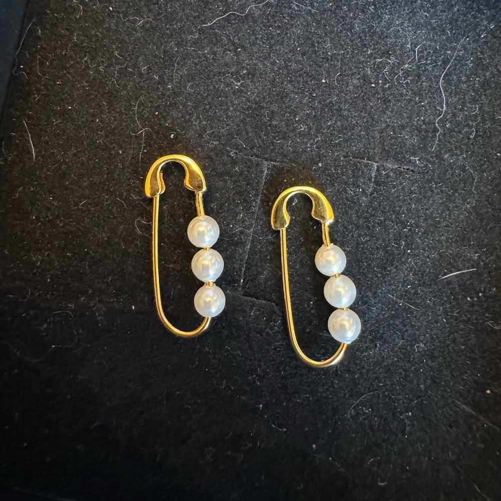 Brand new sterling silver with gold plating safety pin with pearls earrings